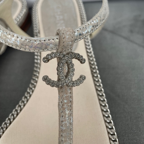 Chanel Silver Metallic Thong Sandals with Chain Details and Diamanté CC - Picture 12 of 14